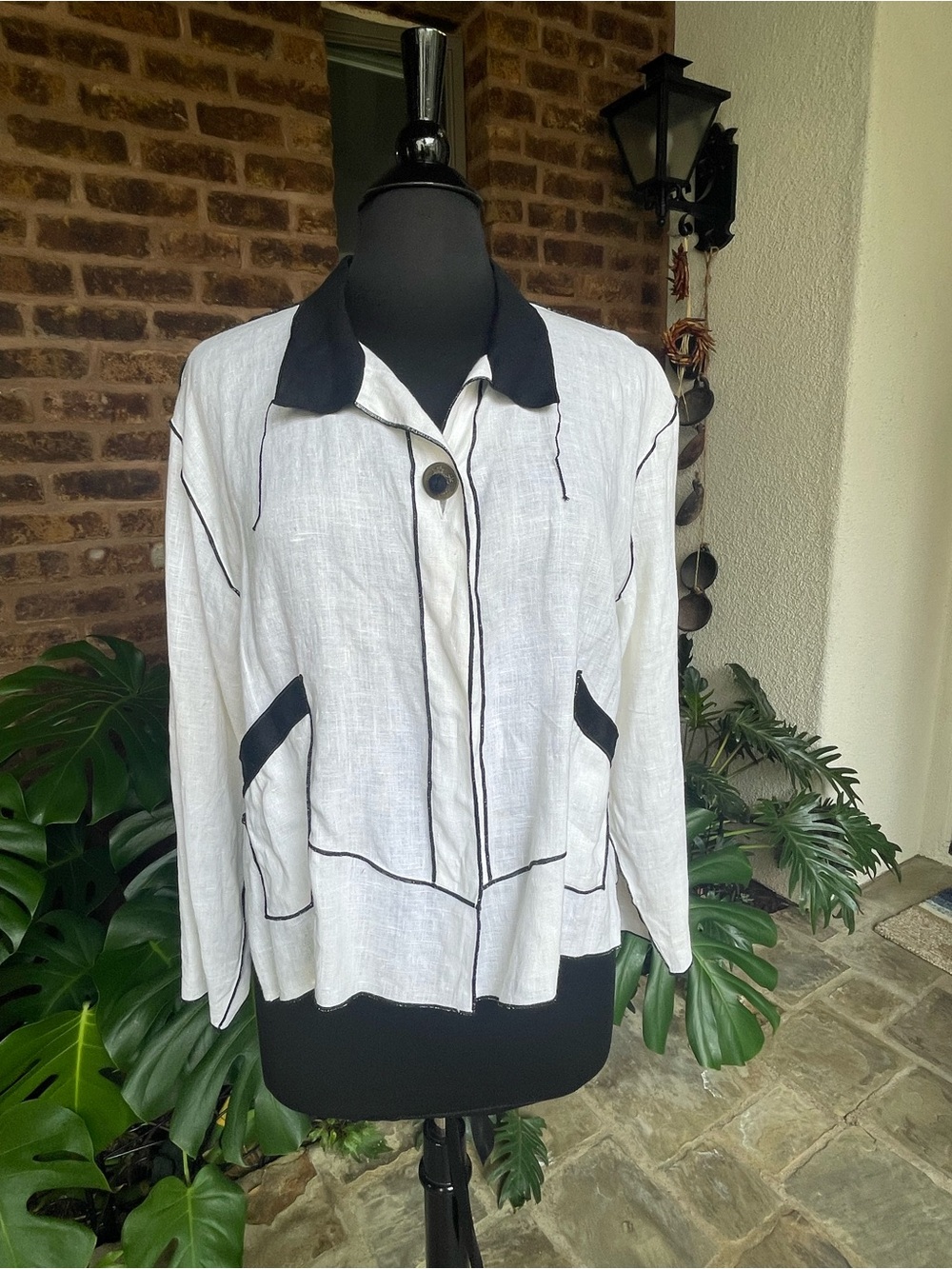 White Linen-Blend Blazer with Black Trim and Collar